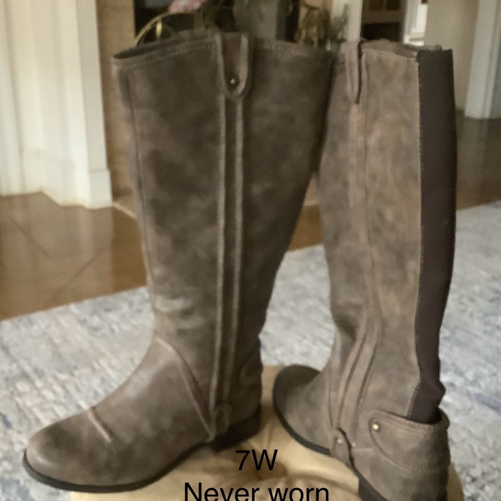 Brand new boots 7W